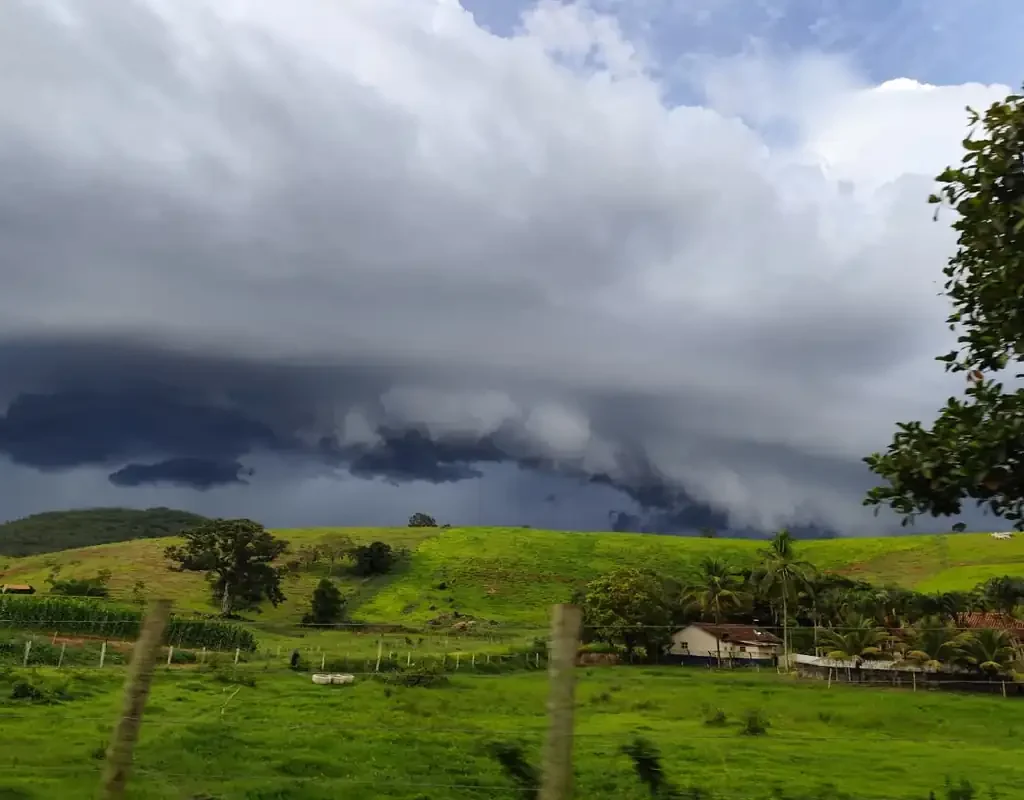 Nuvem Prateleira (Shelf Cloud) escura e gigante sobre a vegetação em Afonso Cláudio, Espírito Santo, sinalizando temporal.