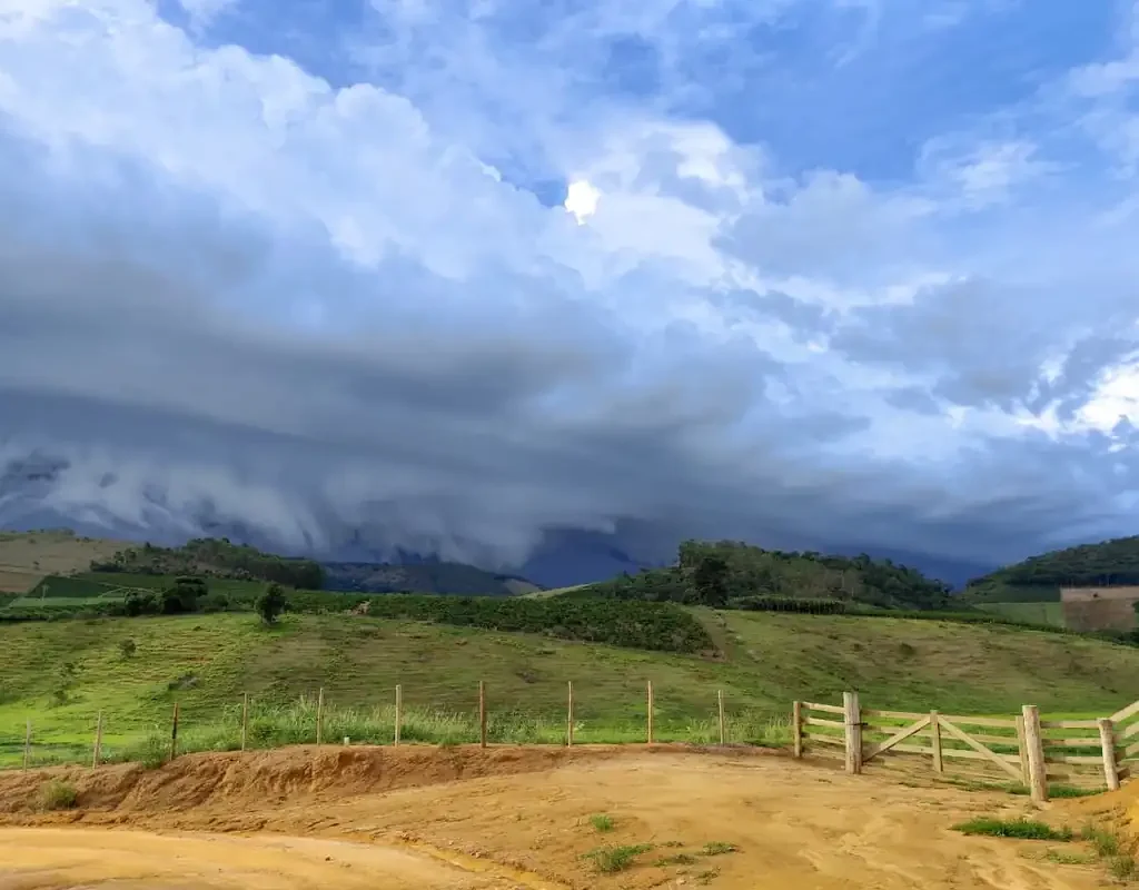 Nuvem Prateleira (Shelf Cloud) escura e gigante sobre a vegetação em Afonso Cláudio, Espírito Santo, sinalizando temporal.