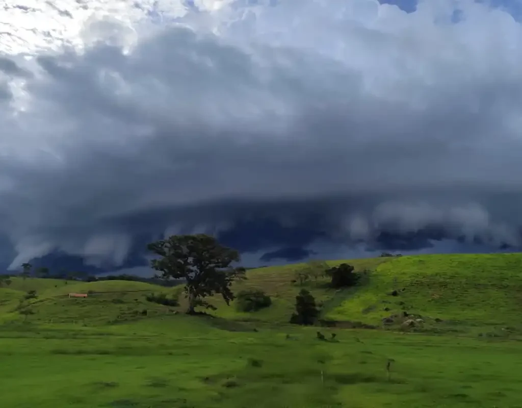 Nuvem Prateleira (Shelf Cloud) escura e gigante sobre a vegetação em Afonso Cláudio, Espírito Santo, sinalizando temporal.