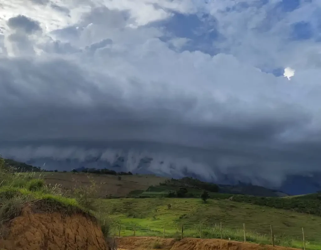Nuvem Prateleira (Shelf Cloud) escura e gigante sobre a vegetação em Afonso Cláudio, Espírito Santo, sinalizando temporal.