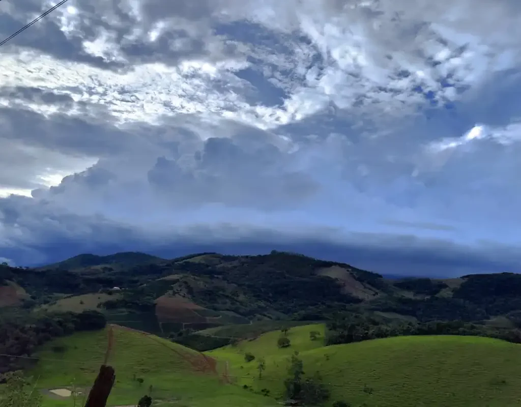 Nuvem Prateleira (Shelf Cloud) escura e gigante sobre a vegetação em Afonso Cláudio, Espírito Santo, sinalizando temporal.