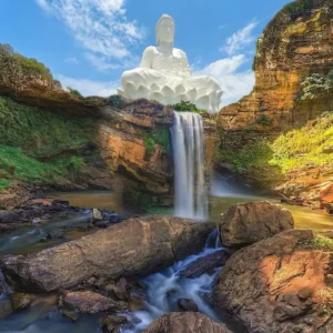 "Montagem artística unindo o Buda Gigante de Ibiraçu e a Cachoeira de Matilde, representando a diversidade turística do Espírito Santo."