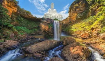 "Montagem artística unindo o Buda Gigante de Ibiraçu e a Cachoeira de Matilde, representando a diversidade turística do Espírito Santo."