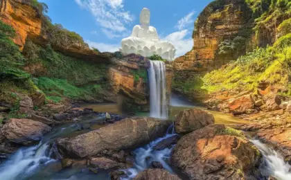 Do Zen ao Radical: 4 roteiros de 'bate-volta' saindo da Grande Vitória para fugir da rotina 11 "Montagem artística unindo o Buda Gigante de Ibiraçu e a Cachoeira de Matilde, representando a diversidade turística do Espírito Santo."