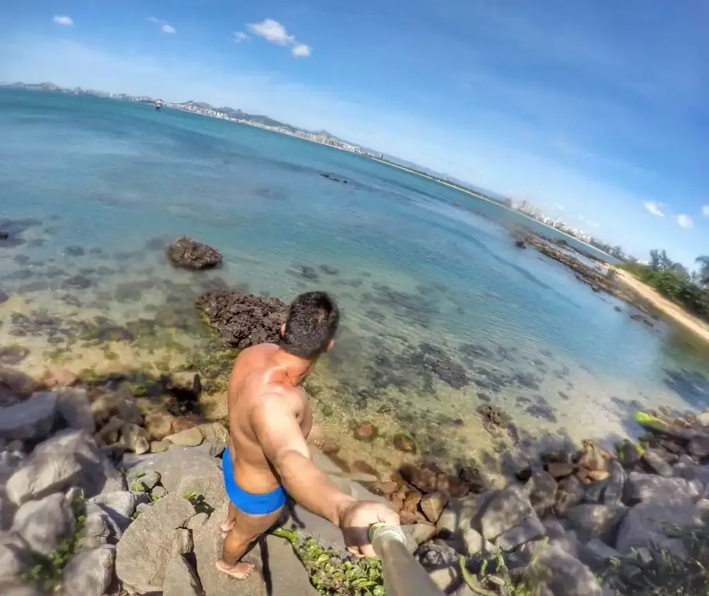 Águas cristalinas e corais na Praia Secreta de Camburi, em Vitória, em um dia de sol.