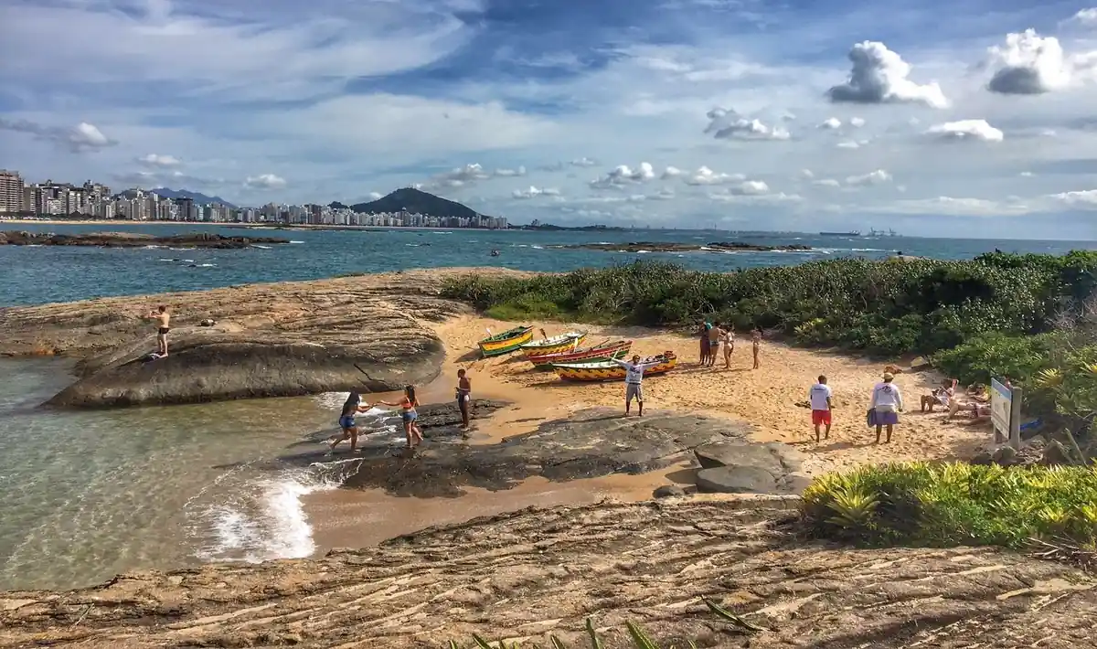Passeio de barco próximo às Ilhas Itatiaia e Pituã em Vila Velha