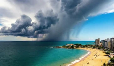 Vista aérea da orla de Vila Velha com dia de sol sendo encoberto por uma grande tempestade e nuvens escuras vindo do mar.