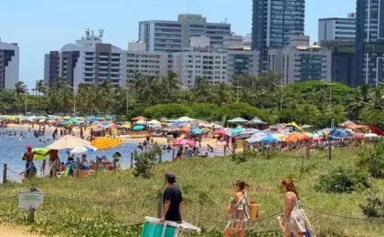 Último dia de sol? Praia da Guarderia lota em Vitória antes da virada no tempo 10 Multidão de banhistas na Praia da Guarderia em Vitória sob céu azul no dia 1º de janeiro de 2026.