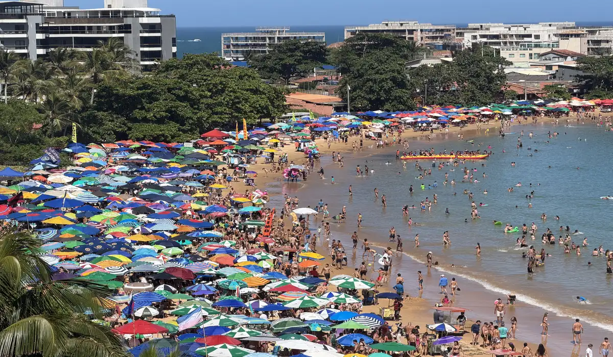 Praia de Peracanga cheia durante o verão na Enseada Azul
