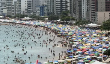 Imagens impressionam: Calor histórico de 40,4°C faz a Praia do Morro atingir lotação máxima. Veja os dados do INMET e o alerta para virada no tempo.