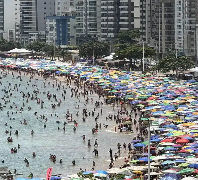 Imagens impressionam: Calor histórico de 40,4°C faz a Praia do Morro atingir lotação máxima. Veja os dados do INMET e o alerta para virada no tempo.