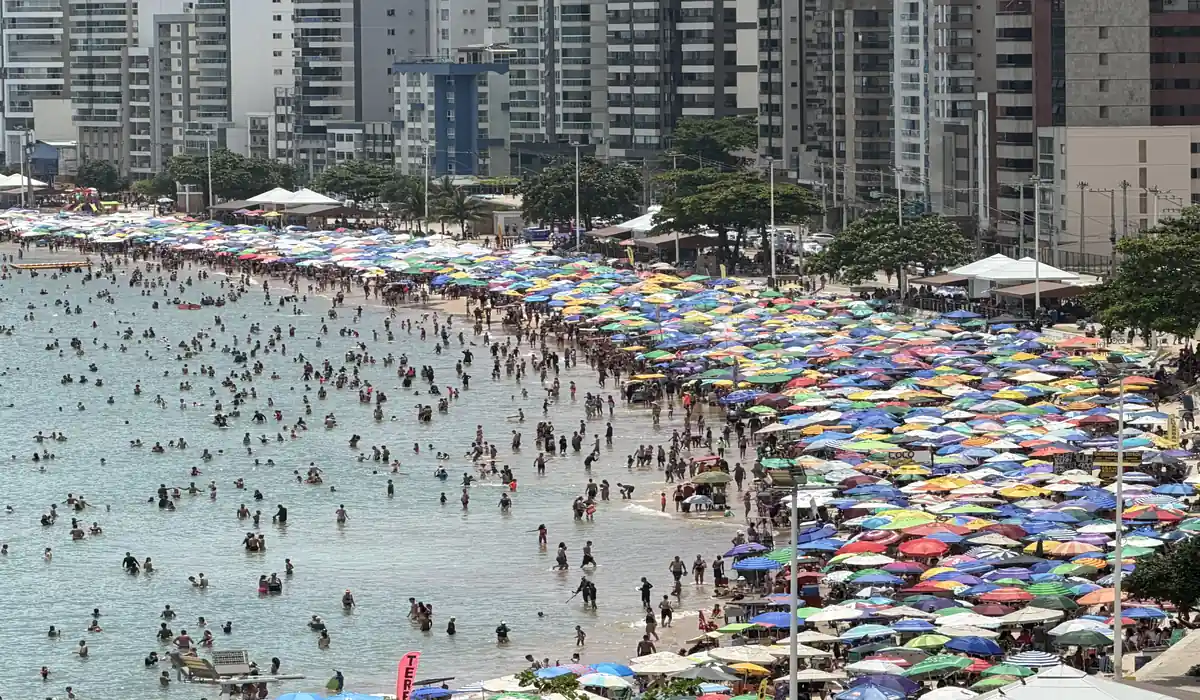 Imagens impressionam: Calor histórico de 40,4°C faz a Praia do Morro atingir lotação máxima. Veja os dados do INMET e o alerta para virada no tempo.