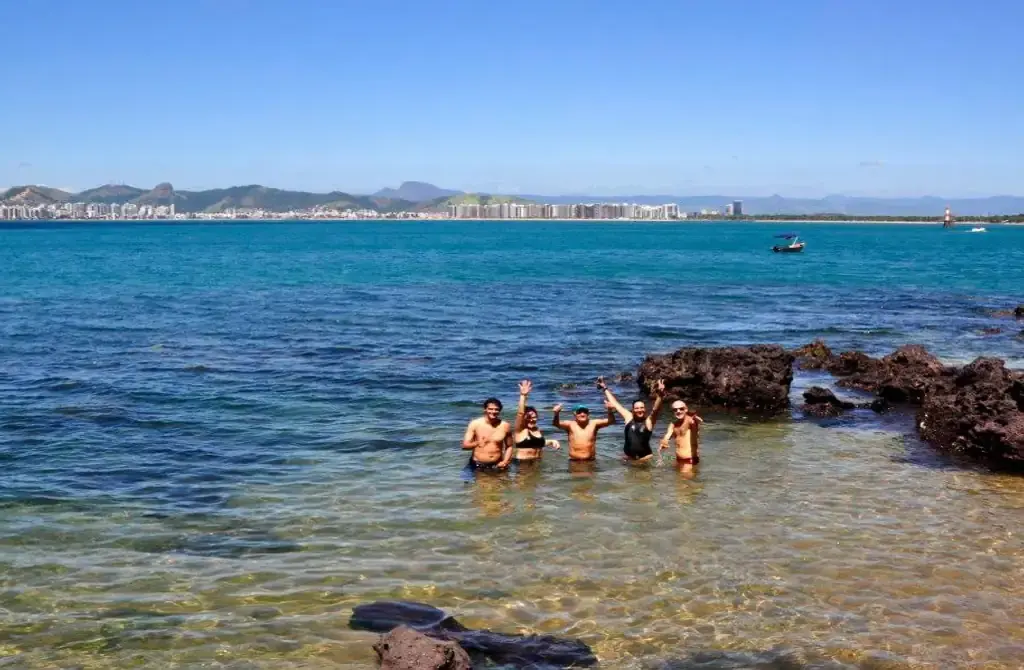Águas cristalinas e corais na Praia Secreta de Camburi, em Vitória, em um dia de sol.