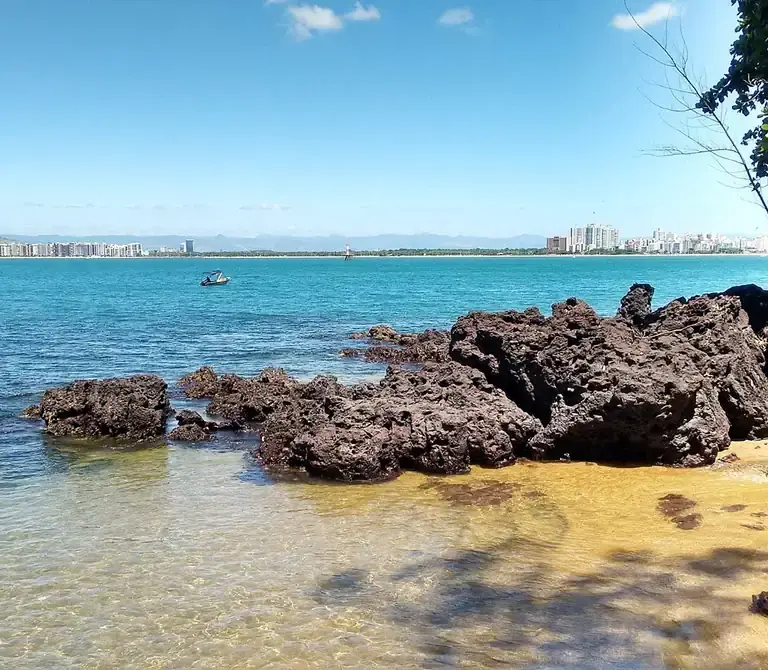 Águas cristalinas e corais na Praia Secreta de Camburi, em Vitória, em um dia de sol.