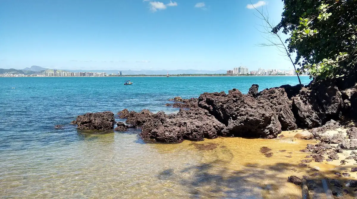Águas cristalinas e corais na Praia Secreta de Camburi, em Vitória, em um dia de sol.