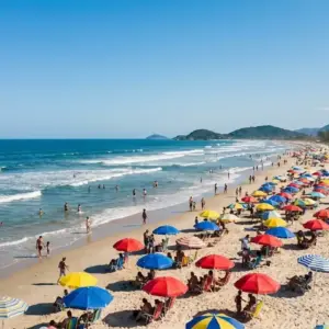 Banhistas aproveitando dia de sol na praia de Itanhaém, uma das opções econômicas de São Paulo. praias econômicas em São Paulo