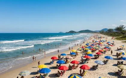 Banhistas aproveitando dia de sol na praia de Itanhaém, uma das opções econômicas de São Paulo. praias econômicas em São Paulo