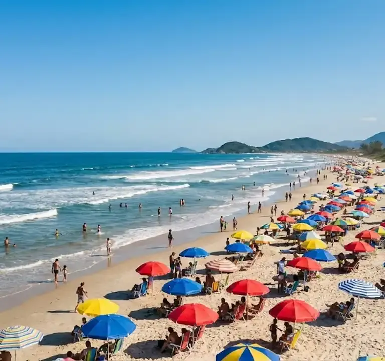 Banhistas aproveitando dia de sol na praia de Itanhaém, uma das opções econômicas de São Paulo.