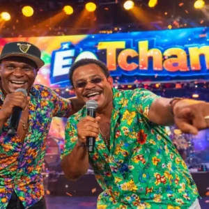 Uma foto vibrante do É o Tchan no palco (Beto Jamaica e Compadre Washington) ou uma foto da estrutura da Arena de Verão em Camburi montada.