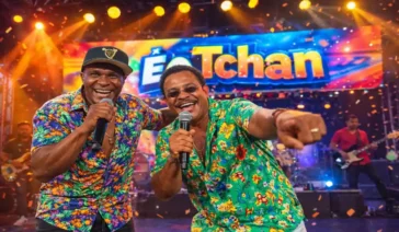 Uma foto vibrante do É o Tchan no palco (Beto Jamaica e Compadre Washington) ou uma foto da estrutura da Arena de Verão em Camburi montada.