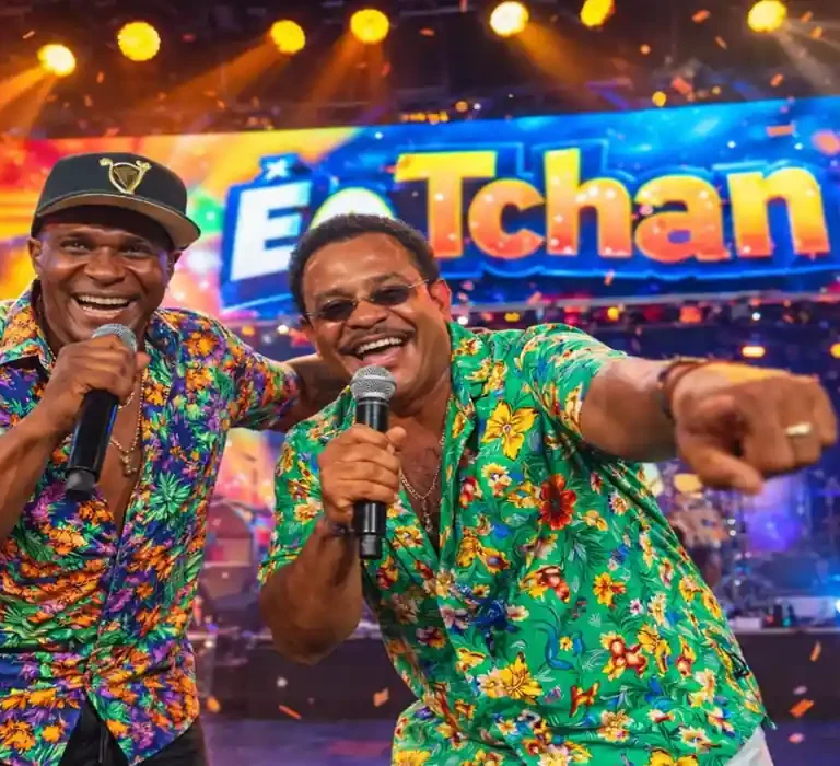 Uma foto vibrante do É o Tchan no palco (Beto Jamaica e Compadre Washington) ou uma foto da estrutura da Arena de Verão em Camburi montada.