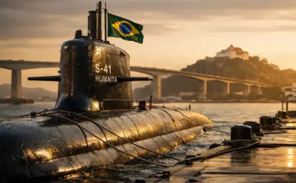 Submarino brasileiro S-41 Humaitá atracado no porto com a bandeira do Brasil hasteada. Submarino Humaitá