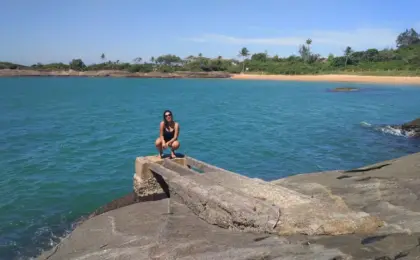 5 Pontos Turísticos em Guarapari para Visitar 10 Vista paradisíaca das Três Praias em Guarapari, com águas verdes e vegetação nativa. Pontos Turísticos em Guarapari para Visitar