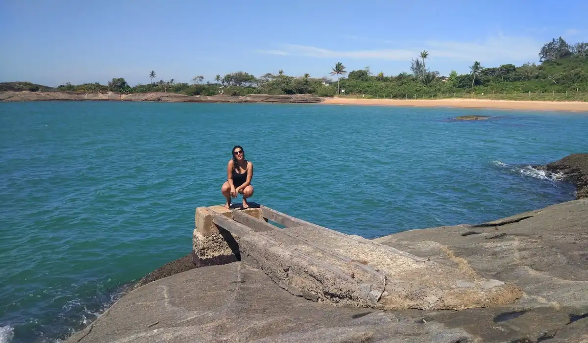 5 Pontos Turísticos em Guarapari para Visitar 2 Vista paradisíaca das Três Praias em Guarapari, com águas verdes e vegetação nativa. Pontos Turísticos em Guarapari para Visitar