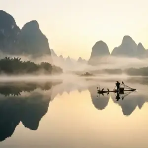 Paisagem mística das montanhas de Guilin e Rio Li, um dos principais destinos de turismo na China.