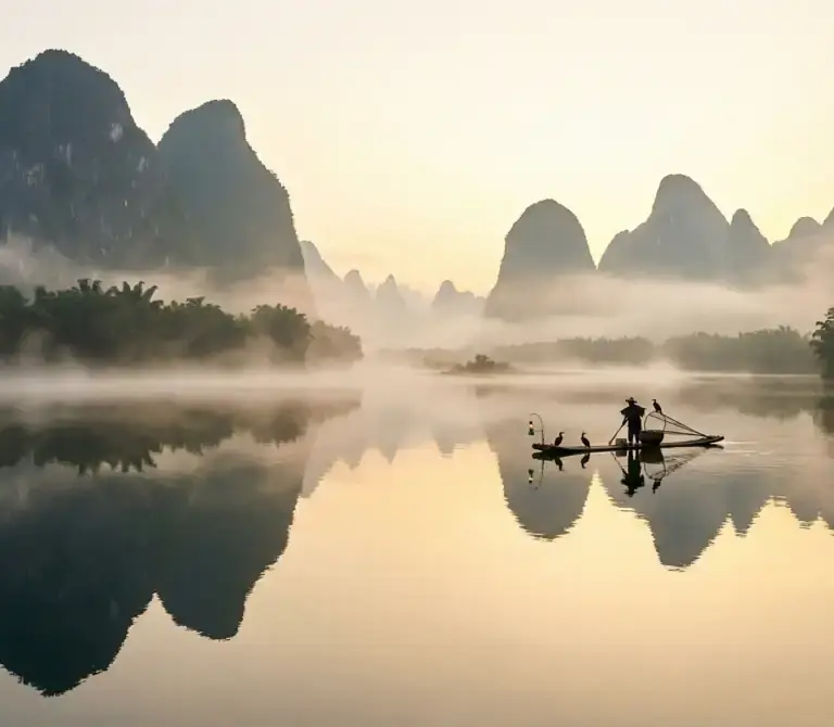 Paisagem mística das montanhas de Guilin e Rio Li, um dos principais destinos de turismo na China.