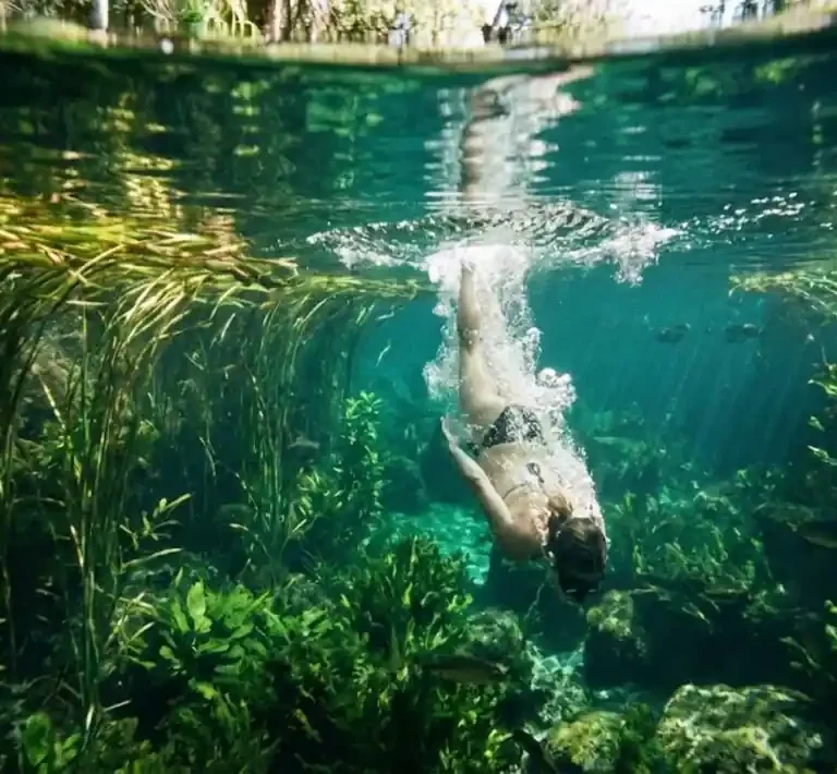 Mergulho nas águas cristalinas de Hidrolândia em Iúna, Espírito Santo.