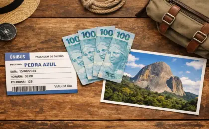 Fim de semana em Pedra Azul com R$ 300? Roteiro provou que é possível. 10 Composição fotográfica sobre uma mesa de madeira contendo uma passagem de ônibus para Pedra Azul, três notas de 100 reais brasileiras e uma foto da Pedra do Lagarto. Representação visual de um roteiro de viagem econômico nas montanhas capixabas.