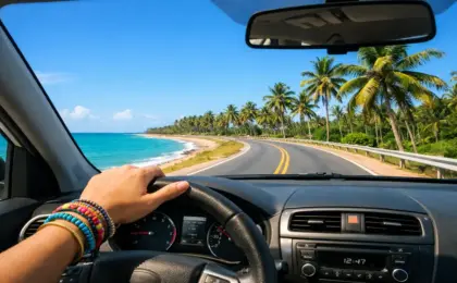 Viajar Sozinha de Carro pelo Nordeste: O roteiro mais seguro para ir sozinha 15 Estrada litorânea no Nordeste cercada por coqueiros e mar azul turquesa, em um dia de sol.