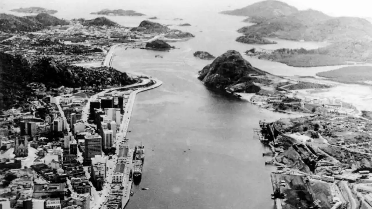Vista panorâmica do topo do Morro do Penedo com a Terceira Ponte e a Baía de Vitória ao fundo.