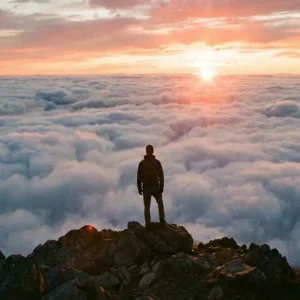 Foto tirada do topo do Mestre Álvaro acima das nuvens durante o nascer do sol, mostrando a vista panorâmica da Serra e Grande Vitória.