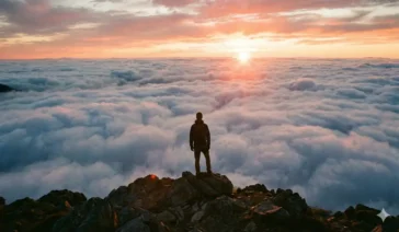 Foto tirada do topo do Mestre Álvaro acima das nuvens durante o nascer do sol, mostrando a vista panorâmica da Serra e Grande Vitória.