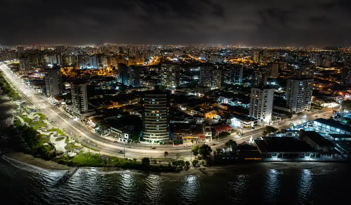 praia urbana no Nordeste brasileiro com orla, coqueiros, hotéis e viagem econômica
