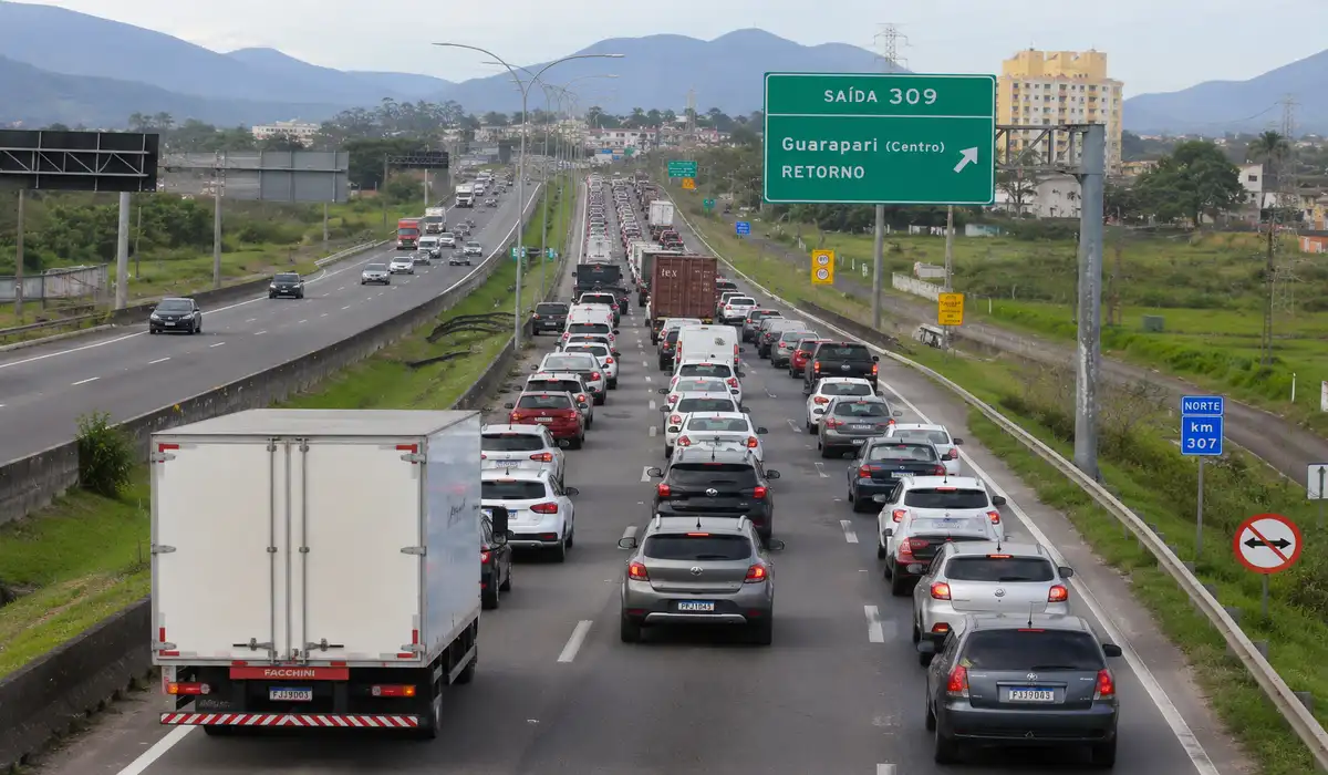 BR-101 e Rodovia do Sol com trânsito intenso em fim de semana no Espírito Santo
