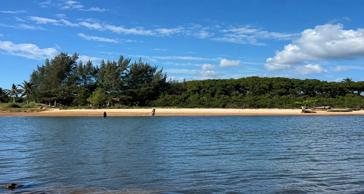 Barra Nova em São Mateus com encontro do Rio Mariricu com o mar, areia larga e vila tranquila