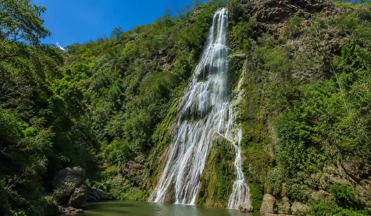 Cachoeira Boca da Onça em Mato Grosso do Sul com queda alta e mata preservada