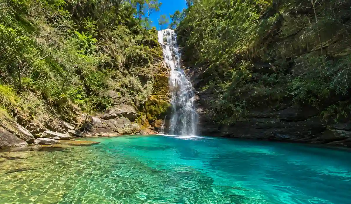 Cachoeira Santa Bárbara na Chapada dos Veadeiros com água azul-turquesa e vegetação do Cerrado
