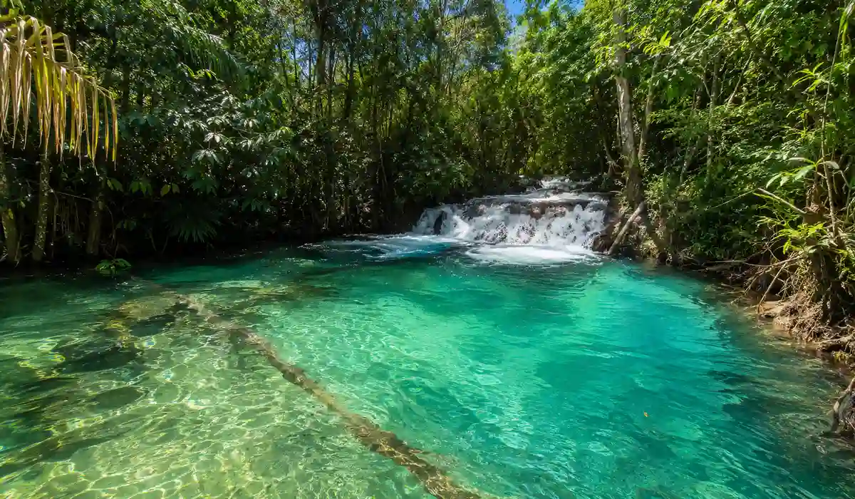 Cachoeira do Formiga no Jalapão com água verde-esmeralda e poço cristalino