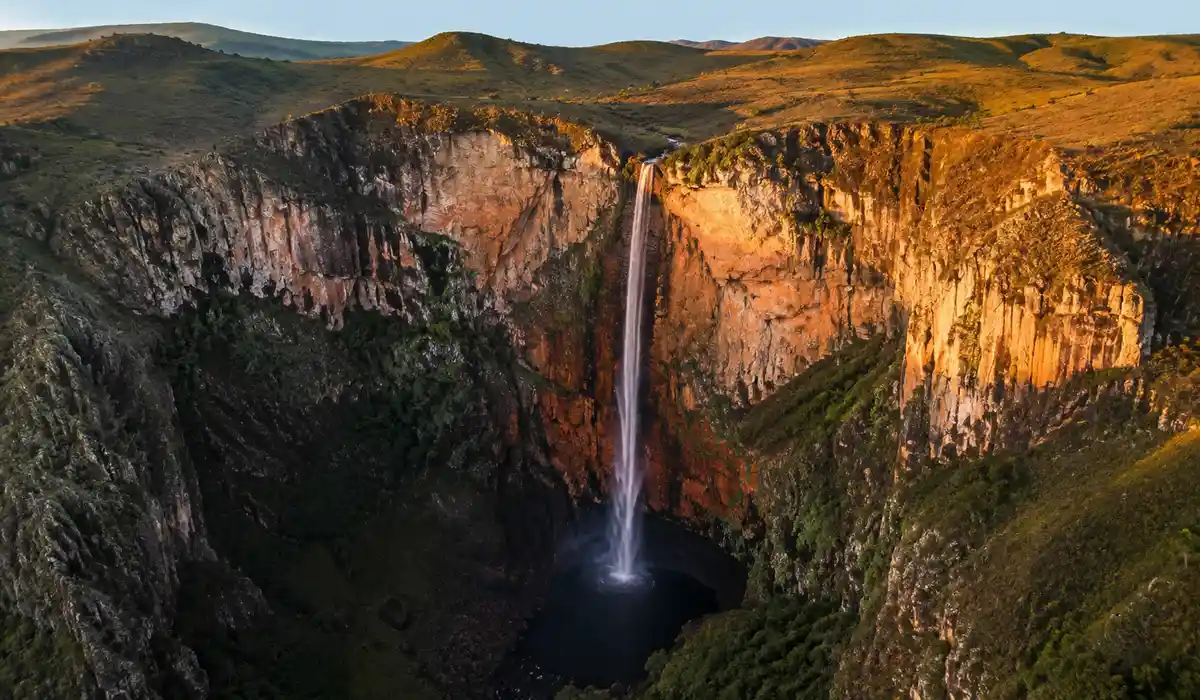 Cachoeira do Tabuleiro em Minas Gerais com paredão rochoso e queda alta