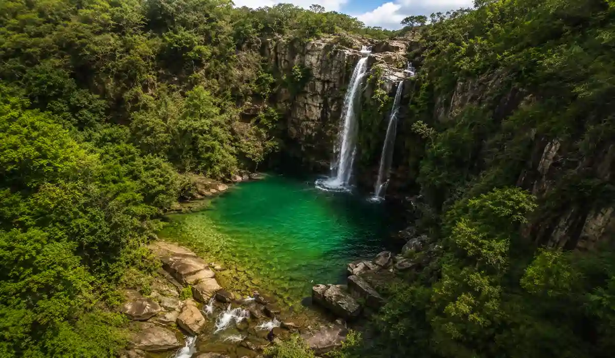 Cachoeiras Loquinhas na Chapada dos Veadeiros com poços de água cristalina e passarelas de madeira