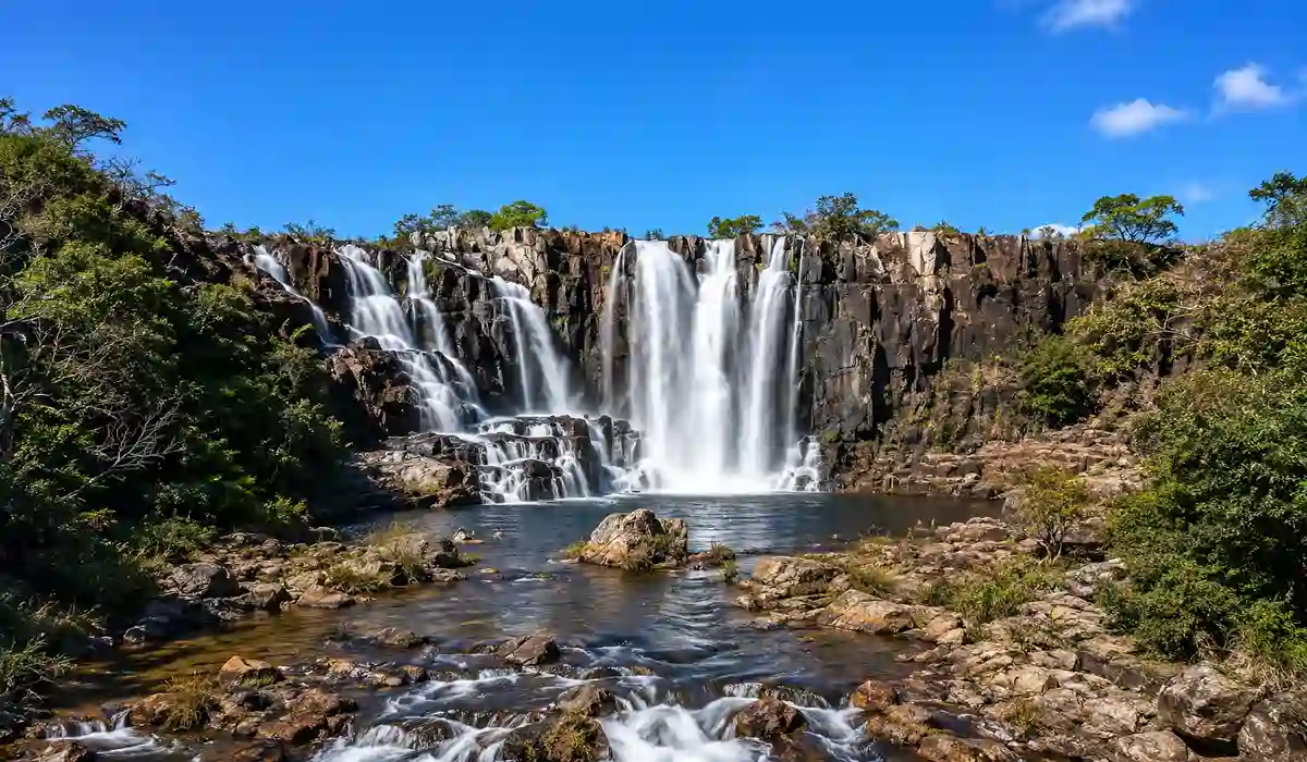Catarata dos Couros na Chapada dos Veadeiros com cachoeiras, pedras e poços naturais