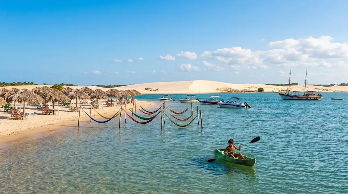 Jericoacoara no Ceará com duna, mar e pôr do sol