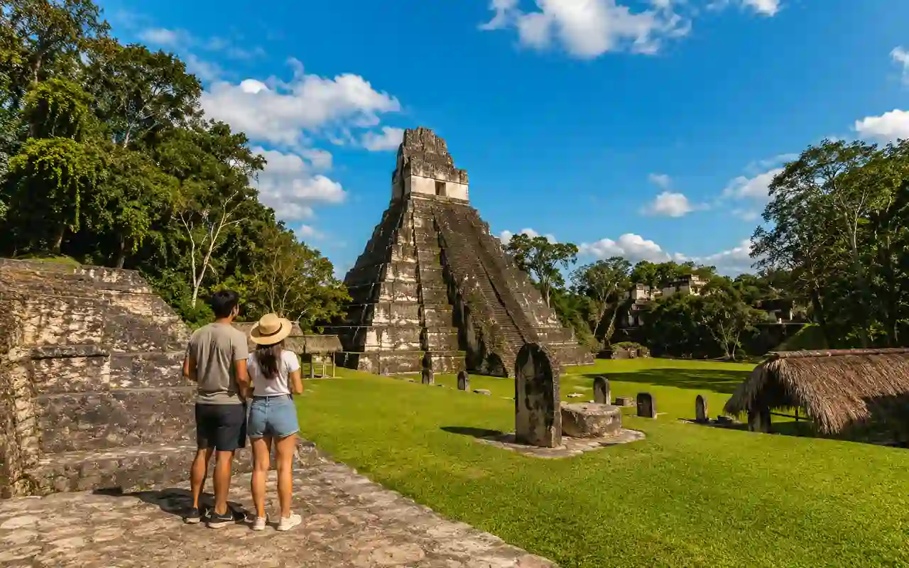 Templos mayas de Tikal en Guatemala rodeados por selva tropical