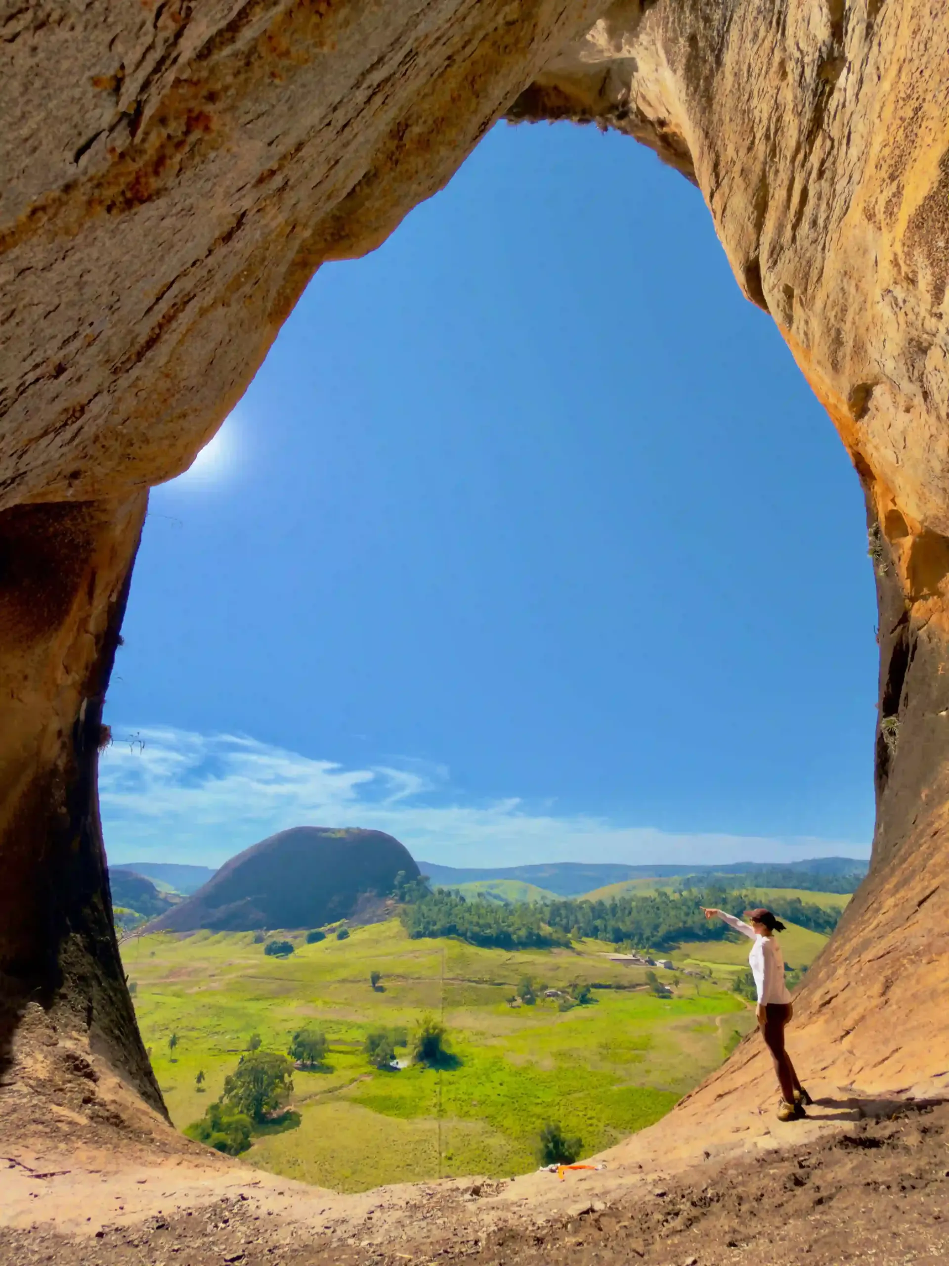 Pedra Furada de Itaimbé em Itaguaçu no Espírito Santo com abertura natural na rocha e vista para montanhas