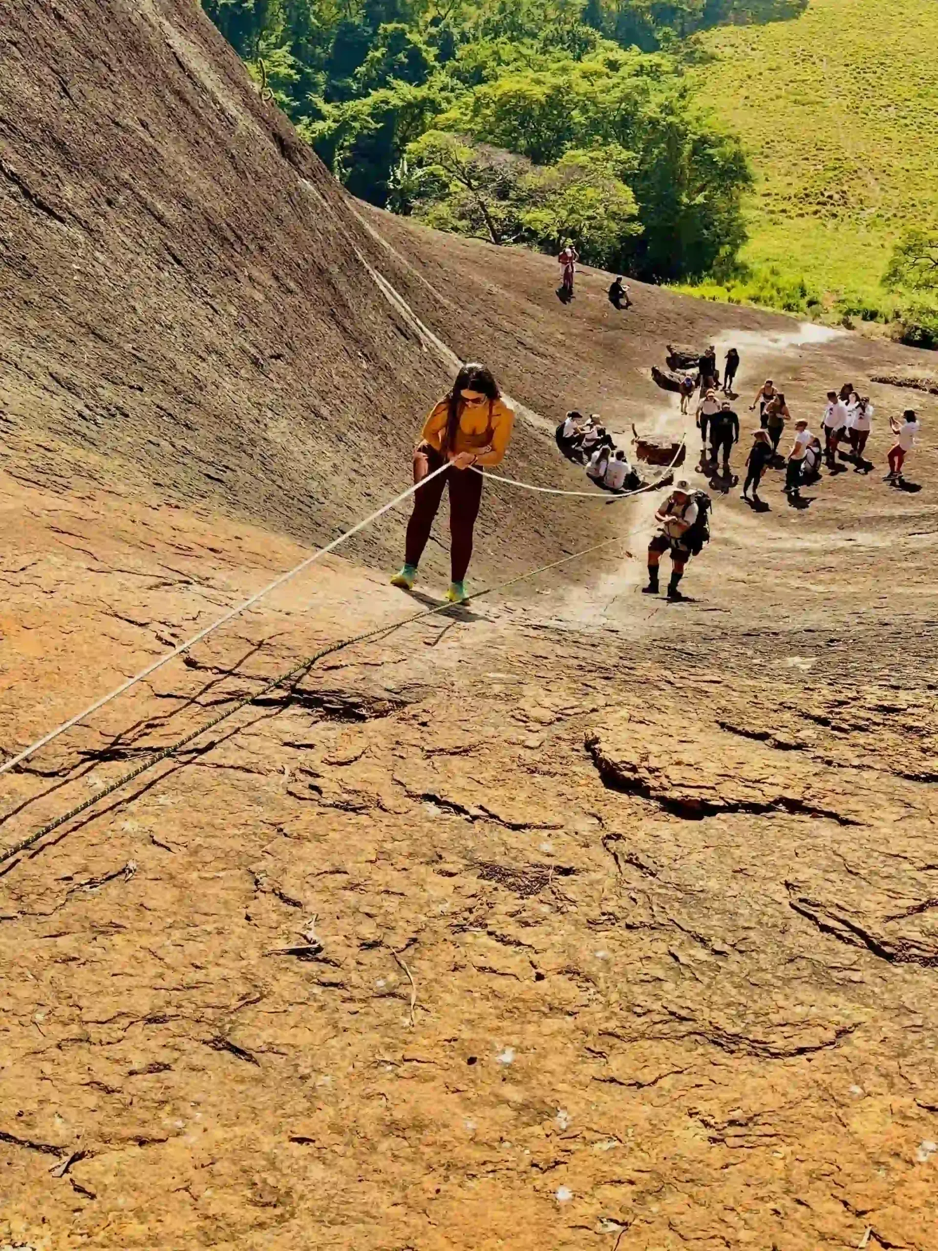 trilha da Pedra Furada de Itaimbé em Itaguaçu com rocha, vegetação e vista para os vales