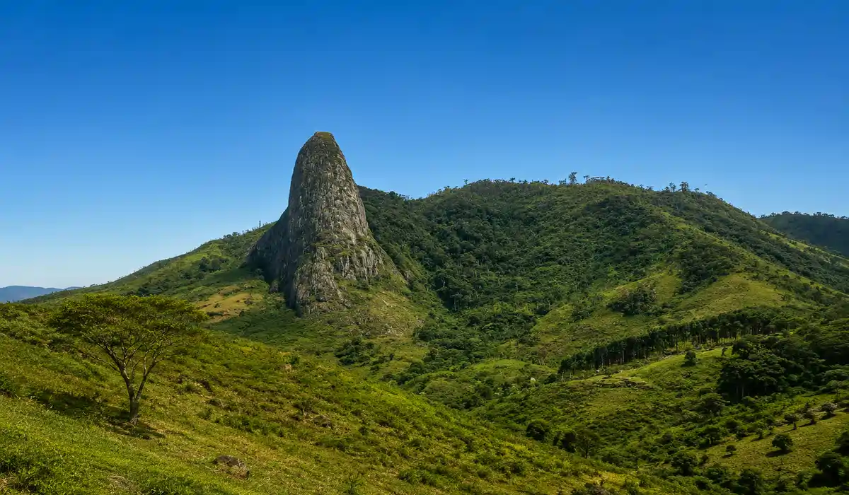 Pedra do Pontão em São José do Calçado com montanhas e vista panorâmica no Caparaó Capixaba